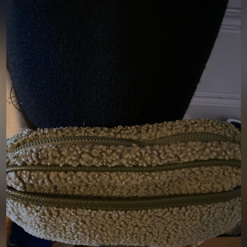 Laundry by Shelli Segal / Faux Sherpa Fleece / Crossbody Bag / Olive Green - Picture 5 of 7